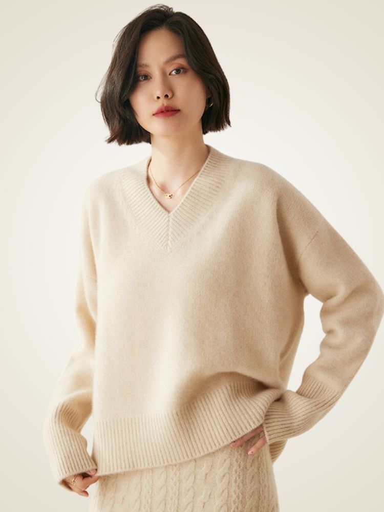 Lailie - Beige V-Neck Cashmere Sweater | The Cashmere Studio