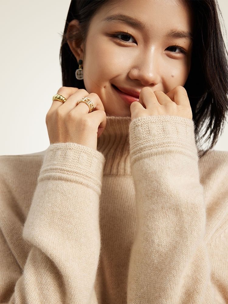 Katerina - Beige Cashmere Turtleneck | The Cashmere Studio