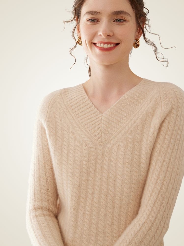 Iliviana - Beige Cable Knit V-Neck Cashmere Pullover | The Cashmere Studio