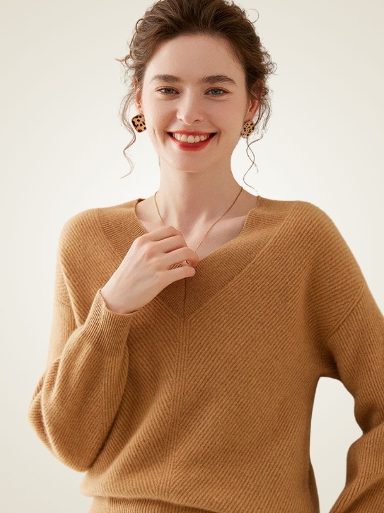 Roselith - Camel Classic V-Neck Cashmere Pullover | The Cashmere Studio