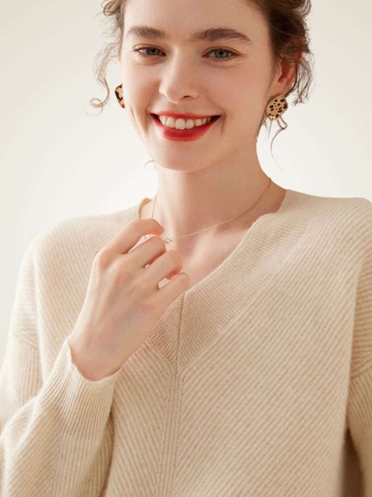 Roselith - Ivory Classic V-Neck Cashmere Pullover | The Cashmere Studio