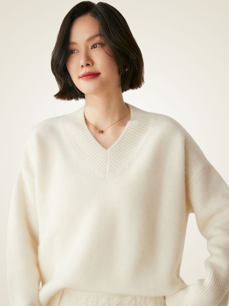 Lailie - Ivory V-Neck Cashmere Sweater | The Cashmere Studio