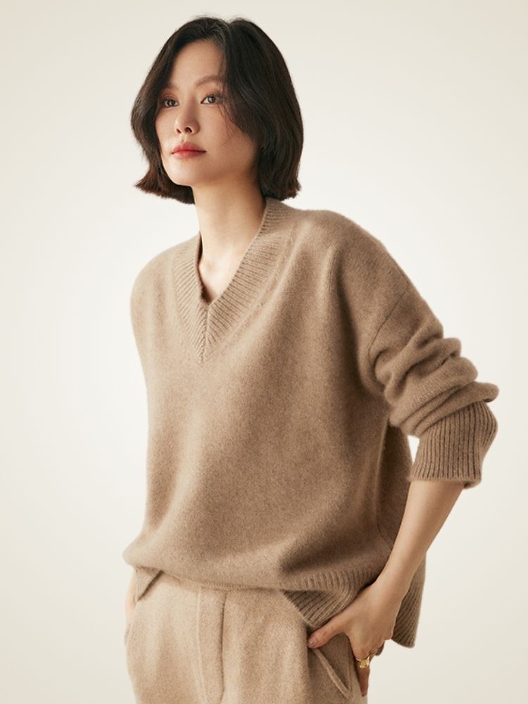 Lailie - Camel V-Neck Cashmere Sweater | The Cashmere Studio