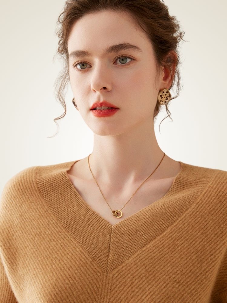 Roselith - Camel Classic V-Neck Cashmere Pullover | The Cashmere Studio