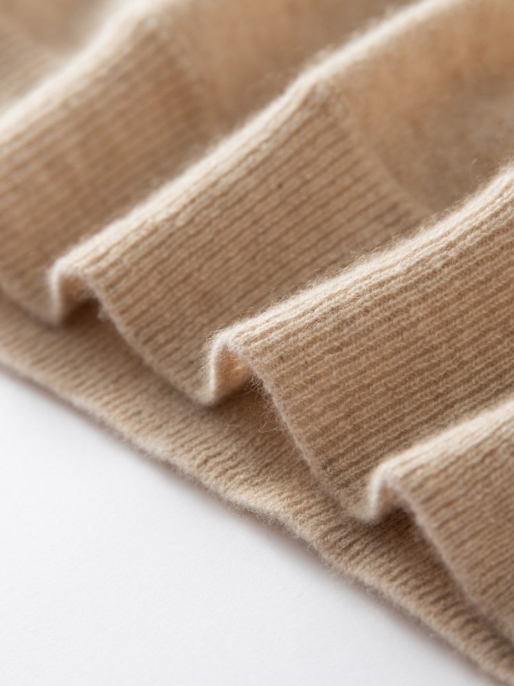 Miravelle - V-neck Cashmere Sweater | The Cashmere Studio